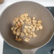 Panaskan minyak, goreng ayam hingga matang. Angkat dan sisihkan.