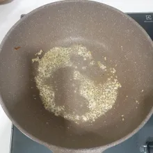 Panaskan sisa minyak goreng ayam tadi, Tumiskan bawang putih dan jahe.