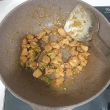 Masukan ayam, Aduk rata, Matikan api dan taburi dengan daun bawang. sajikan Orange Chicken Dengan nasi putih hangat dan brokoli yang telah di kukus.