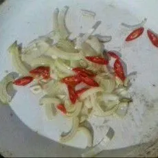 Panaskan sedikit minyak, tumis bawang putih, bawang bombay dan cabai merah. Aduk rata hingga wangi.