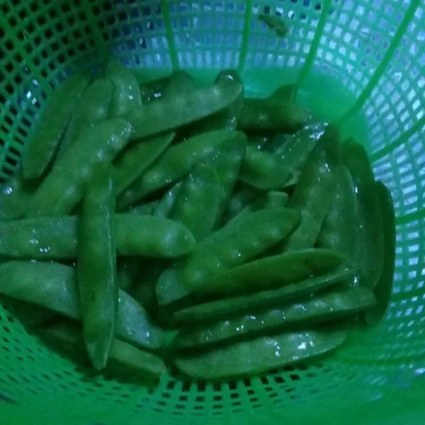 Buang bagian ujung kapri, cuci bersih.