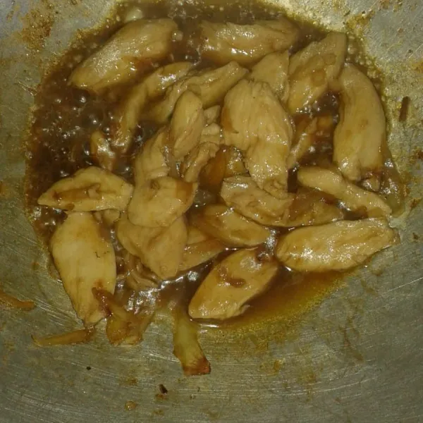 Tambahkan campuran saus. Aduk rata dan beri sedikit air. Masak hingga ayam matang. Sisihkan dahulu.