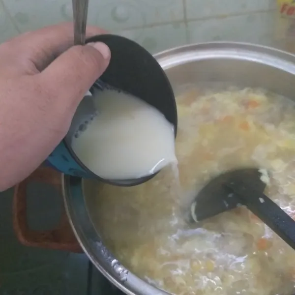 Koreksi rasa kuahnya, masukkan telur kocok dan aduk cepat. Masukkan juga larutan maizena dan aduk salpai mengental.