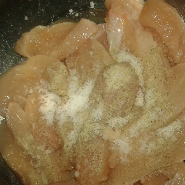 Campur potongan fillet ayam dengan garam dan lada bubuk,aduk rata dan marinasi selama 15mnt.