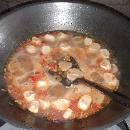 Masukkan air, otak-otak dan bakso.