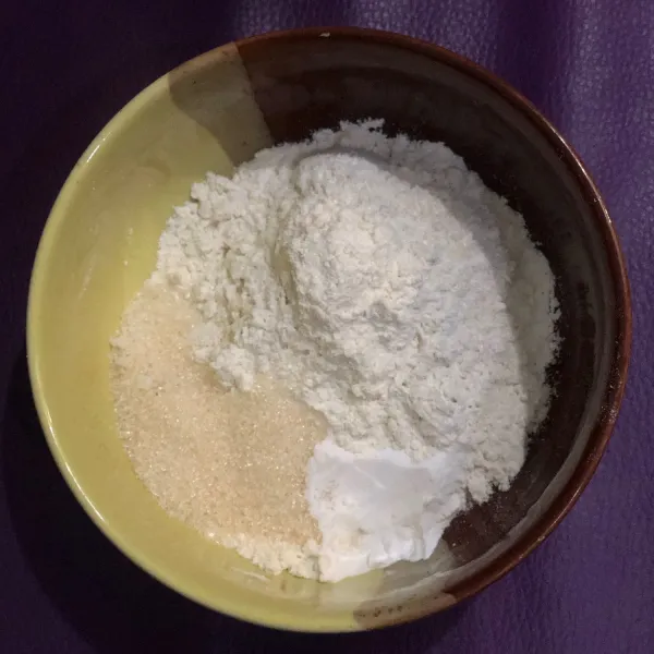Campurkan tepung terigu, gula pasir, garam, dan baking powder kemudian aduk hingga rata.