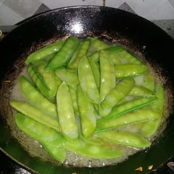 Lalu tuang bahan saus aduk rata, masak hingga mendidih matikan api.