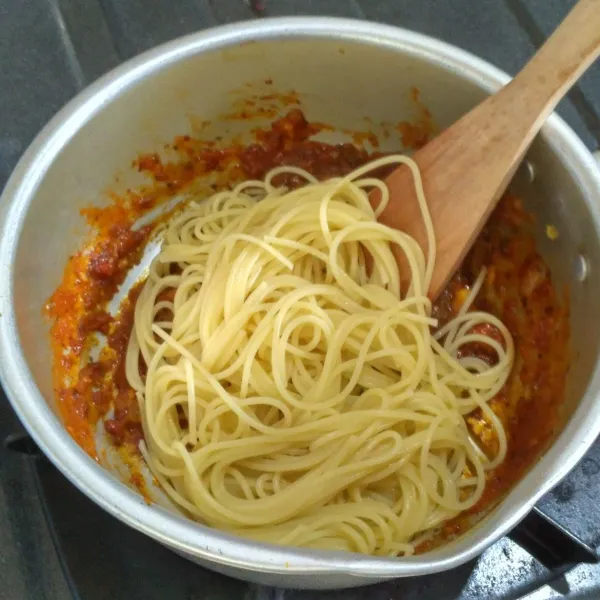 Masukkan ke dalam saus spaghetti, aduk rata.