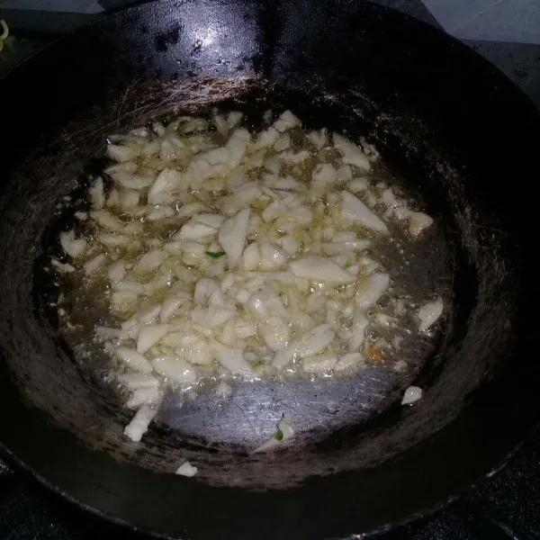 Tumis bawang putih dengan 3 sdm minyak hingga golden brown, tiriskan.