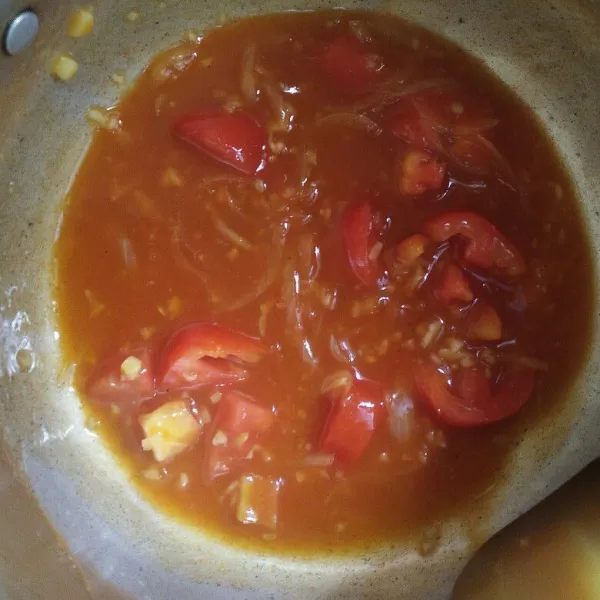 Tambahkan air sedikit, garam, lada, gula. lalu masukan tomat. masak kembali, icip rasa lalu sisihkan.