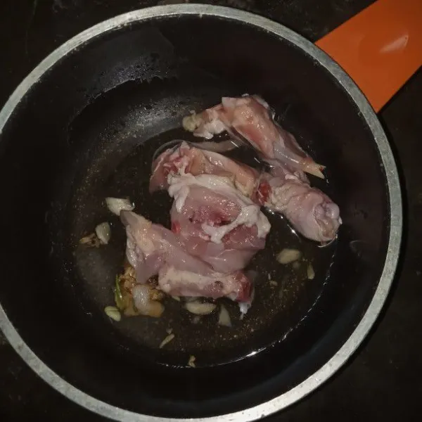Siapkan pan masukan ayam tambahkan jahe keprek, bawang putih cincang halus, garam, kaldu bubuk, kecap manis, saus tiram dan air.