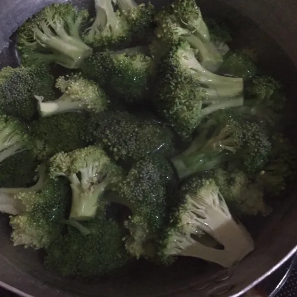 Rebus brokoli yang sudah di cuci bersih sampai setengah masak.