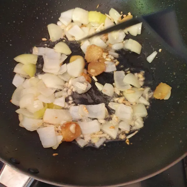 Menggunakan minyak bekas menggoreng, tumis bawang putih, jahe, bawang bombay.