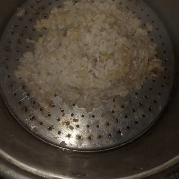 Siapkan panci kukusan masukan nasi lalu kukus selama 30 menit atau sampai nasi Hainan matang angkat dan sajikan dengan ayam.