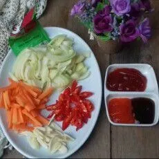 Iris tipis bawang putih, bawang bombay, cabai rawit. Potong korek api wortel.