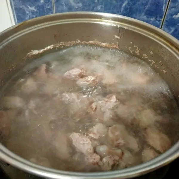 Rebus daging babi dengan secukupnya air. Rebus hingga matang. Angkat dagingnya, sisihkan airnya untuk kuah. Tambahkan sedikit garam dan kaldu jamur, tes rasa.