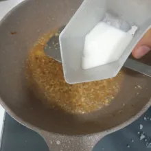 Setelah mendidih, tuangkan larutan maizena, Aduk rata.