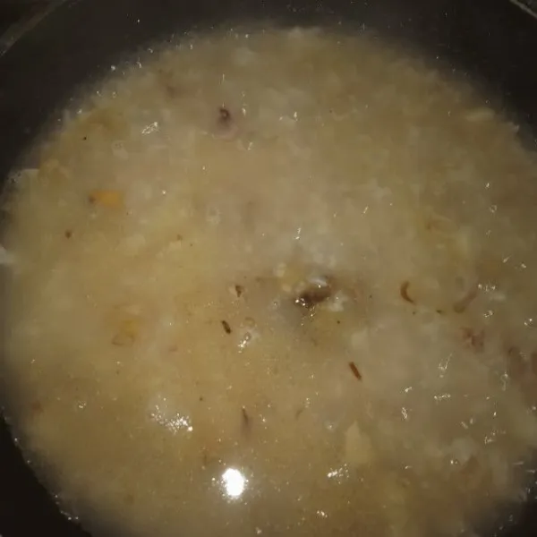 Masukan air kaldu ayam tambahkan garam dan kaldu bubuk masak sampai meresap dan angkat dan diamkan selama 10 menit atau sampai keket.