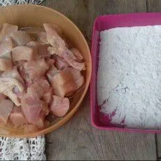 Siapkan tepung bumbu, potong dadu daging ayam.