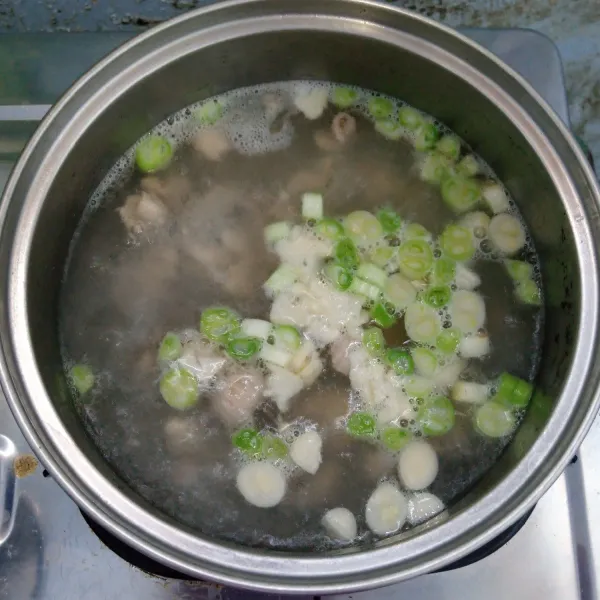 Rebus ayam sampai empuk. Kemudian masukkan bawang putih,jahe,kunyit dan daun bawang(putihnya). Aduk rata. Masak sampai mendidih.