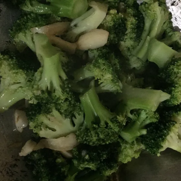 Tumis bawang putih geprek sampai harum, lalu masukan bumbu yang lain kecuali minyak wijen, aduk rata sampai brokoli matang.