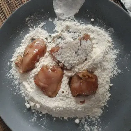 Balurkan ayam pada tepung bumbu sambil ditekan.