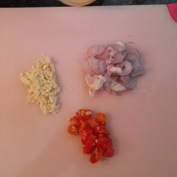 Iris bawang merah, bawang putih, dan cabe rawit. Sisihkan.