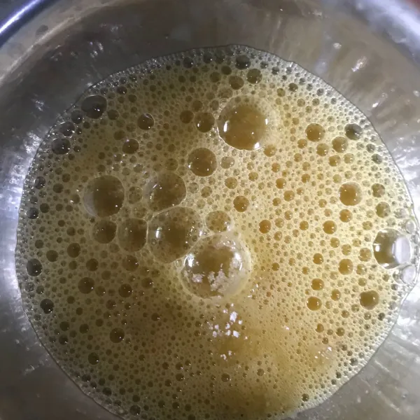 Kocok telur, campurkan dengan tepung bumbu, lalu celupkan potongan adonan lobak, goreng dengan minyak panas hingga kecoklatan. Sajikan.