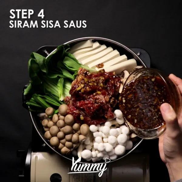 Siram sisa saus secara merata ke dalam hot pot, lalu tuangkan kaldu sapi. Tutup, rebus di atas api sedang hingga mendidih. Tambahkan mie shirataki.