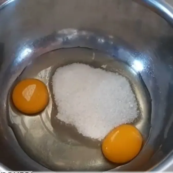 Masukkan 2 butir telur, gula, tepung terigu, dan baking powder, kemudian aduk hingga semuanya larut