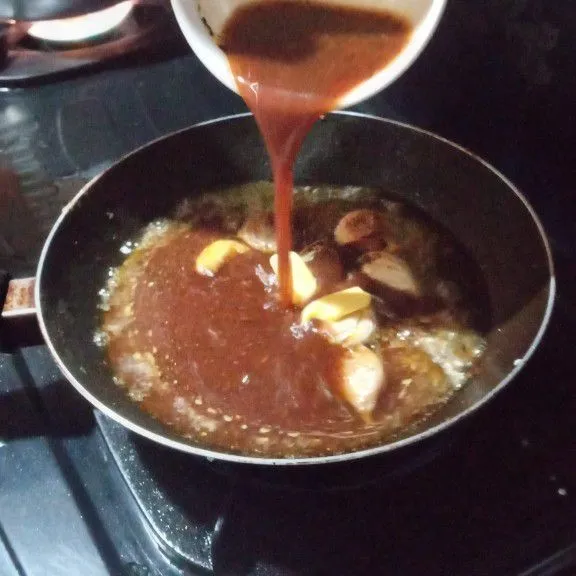 Kemudian tuang saus, masak hingga mendidih.