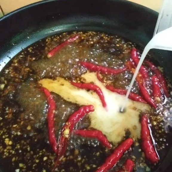 Masukkan larutan tepung maizena. Masak sampai mengental.