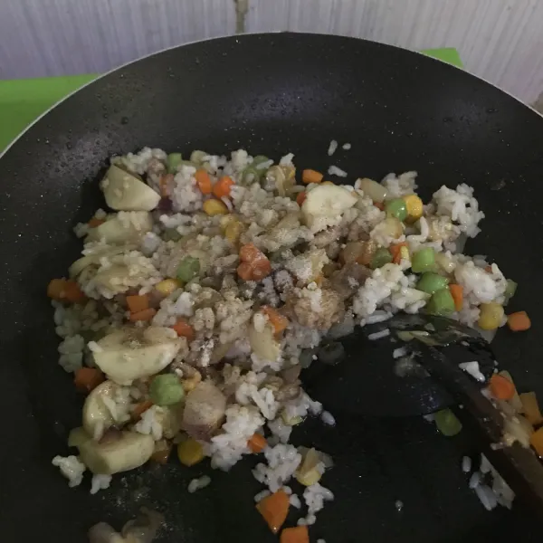 Masukkan nasi putih, garam, lada bubuk, saus tiram, kecap ikan dan kecap asin. Aduk rata, sisihkan.
