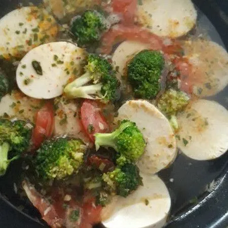Masukan brokoli masak sebentar lalu angkat sajikan