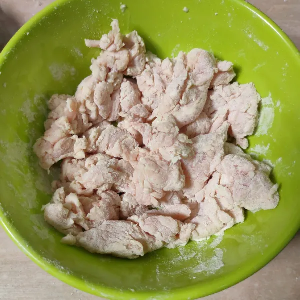 Gaulkan ayam dengan tepung hingga merata.