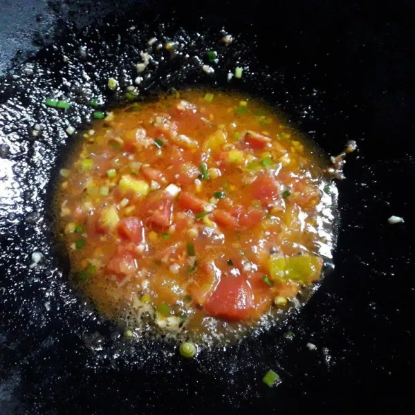 Masukkan 30 ml air, masak hingga tomat lumat, koreksi rasa.