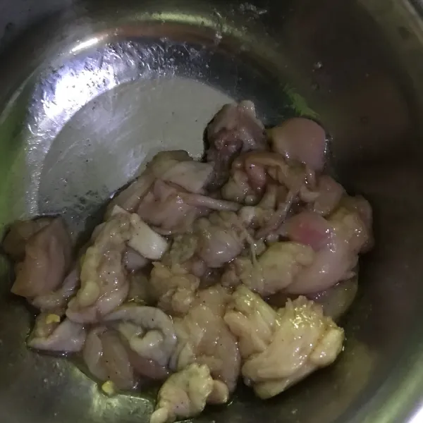 Cuci bersih ayam, potong lalu lumuri dengan air perasan lemon, lada dan kecap asin. Diamkan sekitar 10 menit.