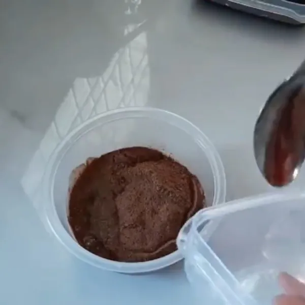 Masukkan Chocolatos di wadah kemudian larutkan dengan air panas, kemudian sisihkan sebentar untuk membuat adonan yang lain