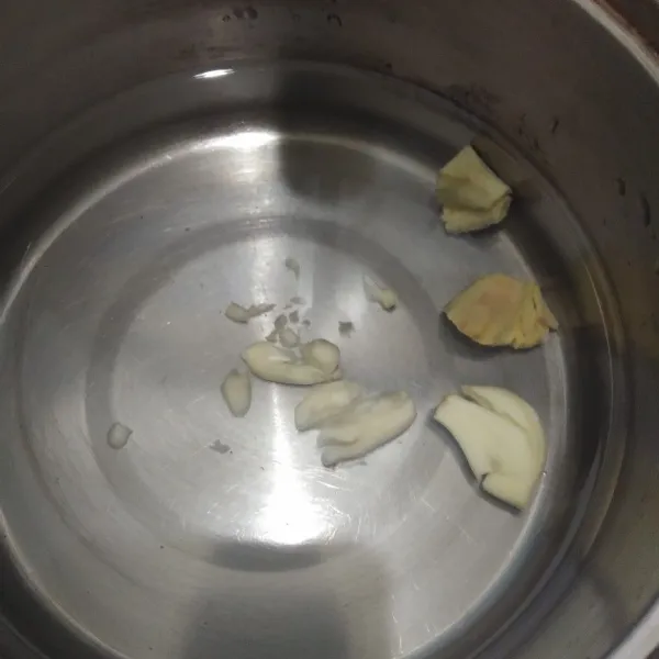Rebus air kemudian masukkan jahe dan bawang putih. Tambahkan garam, kaldu bubuk dan minyak wijen.