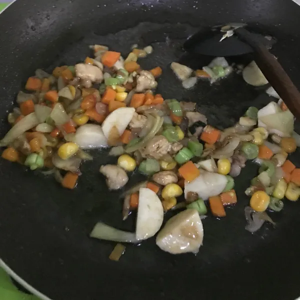 Masukkan sayuran dan bakso ikan yang telah dipotong, tumis.