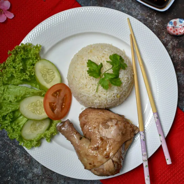 Sajikan Nasi,ayam, dan kuah sup.