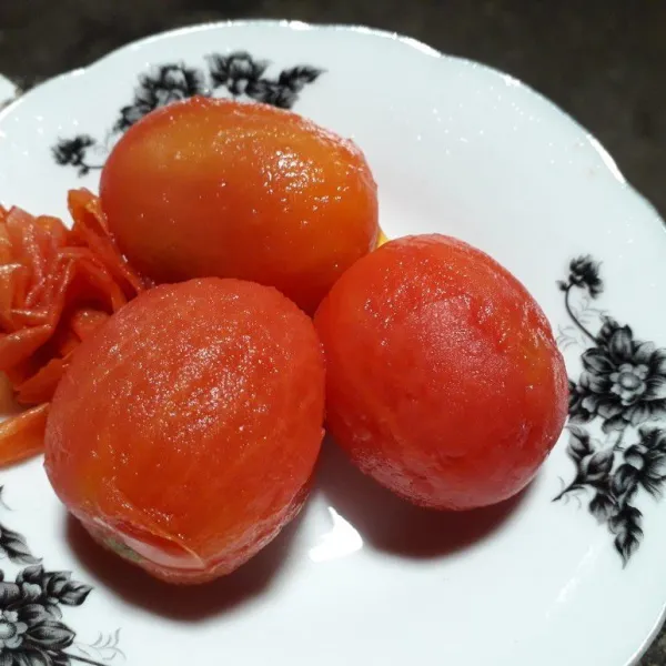 Rebus sebentar tomat hingga kulitnya terlihat mengelupas, bilas dengan air dingin lalu kupas kulitnya dan potong dadu.