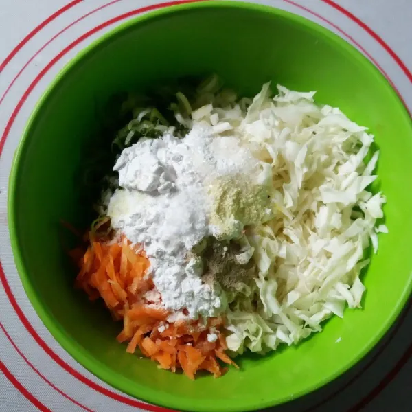 Buat Fuyunghai : Dalam mangkuk besar masukkan kol, wortel, daun bawang, tepung tapioka, garam, kaldu bubuk, gula pasir dan merica bubuk. Aduk rata.