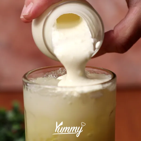 Tambahkan whipping cream yang sudah mengental di atasnya.