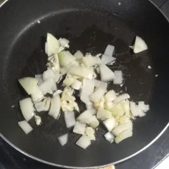 Tumis bawang putih dan bawang bombay dengan secukupnya minyak goreng hingga harum.