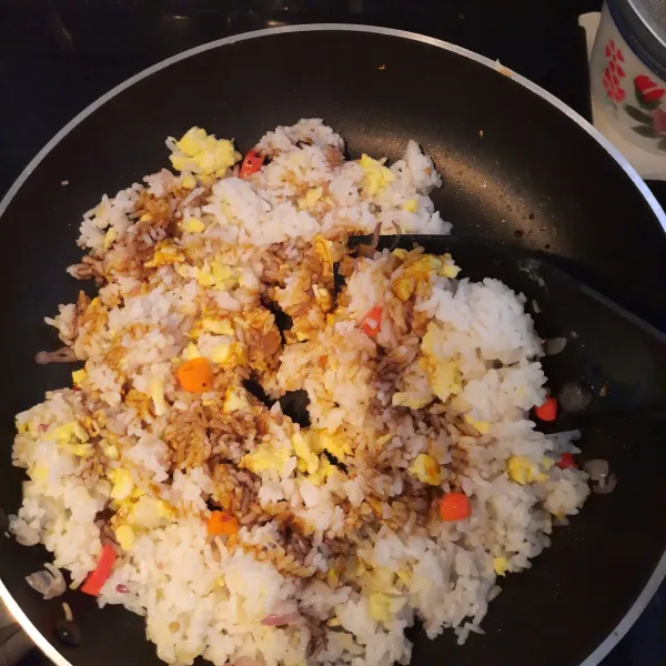 Setelah harum masukkan nasi, telur orak arik kemudian masukkan juga kecap manis, dan kecap asin. kemudian masukkan juga gula, garam, dan merica secukupnya.