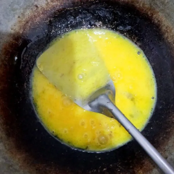 Goreng telur secara orak-arik. Bumbui dengan garam dan lada.