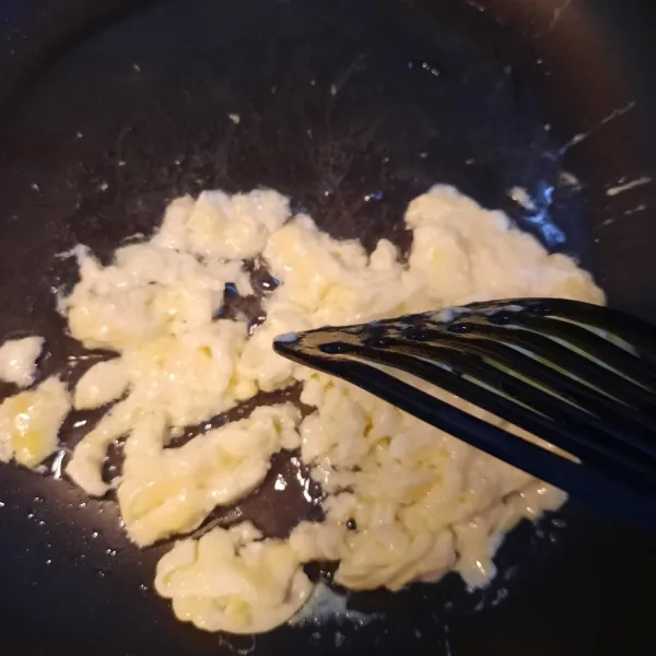 Kocok telur, panaskan minyak di wajan, masukkan telur buat telur orak arik, kemudian sisihkan.
