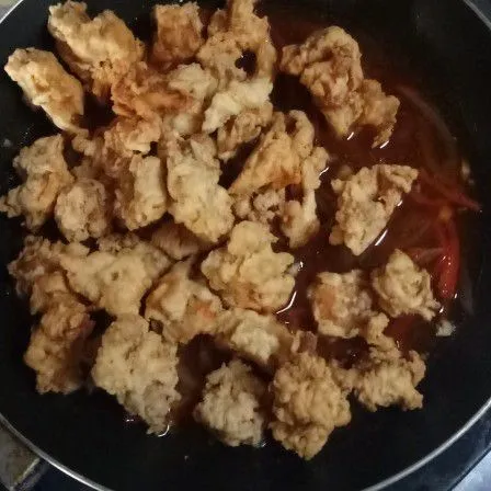 Masukkan cabai merah besar, saus tomat, saus tiram, madu dan air. Aduk rata sambil koreksi rasa nya. Kemudian masukkan ayam, aduk rata. Matikan api.