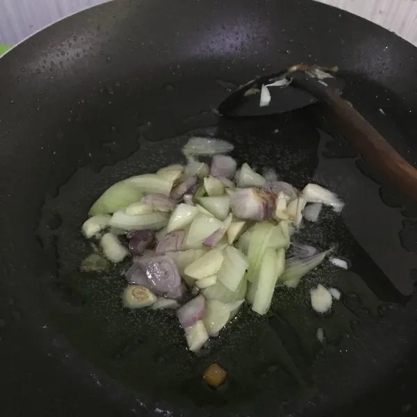 Tumis bawang putih, bawang merah dan bawang bombay hingga harum.